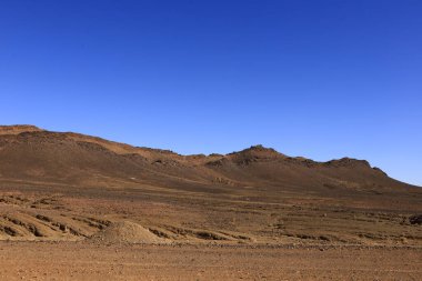 Fas 'taki Haut Atlas Oriental Ulusal Parkı' nın dağdaki görüntüsü. Doğu Yüksek Atlas Dağları 'nın içinde ve yakınında 49.000 hektarlık bir alanı kaplıyor