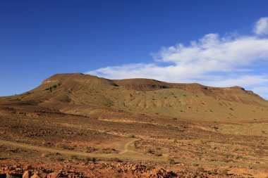 Fas 'taki Haut Atlas Oriental Ulusal Parkı' nın dağdaki görüntüsü. Doğu Yüksek Atlas Dağları 'nın içinde ve yakınında 49.000 hektarlık bir alanı kaplıyor