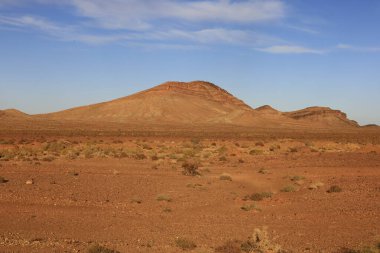 Fas 'taki Haut Atlas Oriental Ulusal Parkı' nın dağdaki görüntüsü. Doğu Yüksek Atlas Dağları 'nın içinde ve yakınında 49.000 hektarlık bir alanı kaplıyor