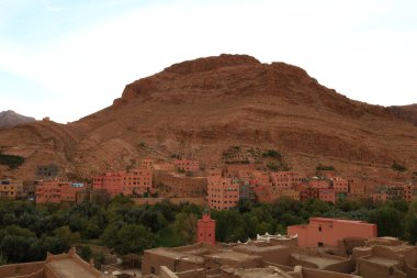 Fas 'taki Haut Atlas Doğu Ulusal Parkı' ndaki bir köye bakın..