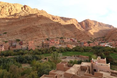 Fas 'taki Haut Atlas Doğu Ulusal Parkı' ndaki bir köye bakın..