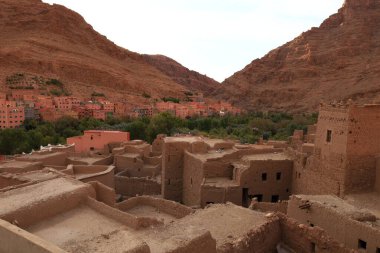 Fas 'taki Haut Atlas Doğu Ulusal Parkı' ndaki bir köye bakın..