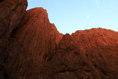 Todgha Vadisi, Fas 'taki Yüksek Atlas Dağları' nın doğu kesiminde Tinerhir kasabası yakınlarında yer alan bir dizi kireçtaşı nehir kanyonudur.