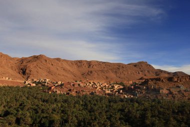 Fas 'taki Haut Atlas Doğu Ulusal Parkı' ndaki bir köye bakın..