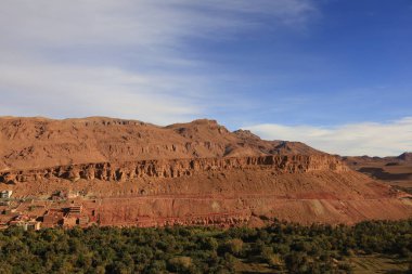 Fas 'taki Haut Atlas Oriental Ulusal Parkı' ndaki bir dağın manzarası. Doğu Yüksek Atlas Dağları 'nın içinde ve yakınında 49.000 hektarlık bir alanı kaplıyor
