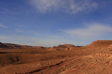 Fas 'taki Haut Atlas Oriental Ulusal Parkı' ndaki bir dağın manzarası. Doğu Yüksek Atlas Dağları 'nın içinde ve yakınında 49.000 hektarlık bir alanı kaplıyor