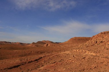 Fas 'taki Haut Atlas Oriental Ulusal Parkı' ndaki bir dağın manzarası. Doğu Yüksek Atlas Dağları 'nın içinde ve yakınında 49.000 hektarlık bir alanı kaplıyor