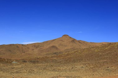 Fas 'taki Haut Atlas Oriental Ulusal Parkı' ndaki bir dağın manzarası. Doğu Yüksek Atlas Dağları 'nın içinde ve yakınında 49.000 hektarlık bir alanı kaplıyor