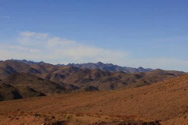 Fas 'taki Haut Atlas Oriental Ulusal Parkı' ndaki bir dağın manzarası. Doğu Yüksek Atlas Dağları 'nın içinde ve yakınında 49.000 hektarlık bir alanı kaplıyor