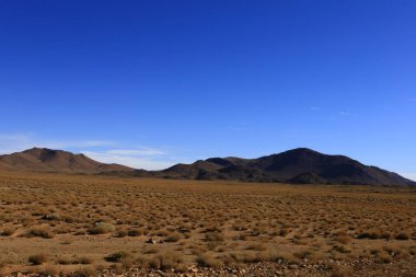 Fas 'taki Haut Atlas Oriental Ulusal Parkı' ndaki bir dağın manzarası. Doğu Yüksek Atlas Dağları 'nın içinde ve yakınında 49.000 hektarlık bir alanı kaplıyor