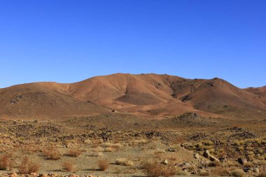 Fas 'taki Haut Atlas Oriental Ulusal Parkı' ndaki bir dağın manzarası. Doğu Yüksek Atlas Dağları 'nın içinde ve yakınında 49.000 hektarlık bir alanı kaplıyor