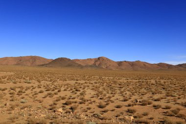 Fas 'taki Haut Atlas Oriental Ulusal Parkı' ndaki bir dağın manzarası. Doğu Yüksek Atlas Dağları 'nın içinde ve yakınında 49.000 hektarlık bir alanı kaplıyor