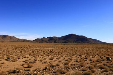 Fas 'taki Haut Atlas Oriental Ulusal Parkı' ndaki bir dağın manzarası. Doğu Yüksek Atlas Dağları 'nın içinde ve yakınında 49.000 hektarlık bir alanı kaplıyor