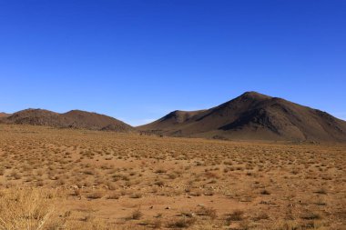 Fas 'taki Haut Atlas Oriental Ulusal Parkı' ndaki bir dağın manzarası. Doğu Yüksek Atlas Dağları 'nın içinde ve yakınında 49.000 hektarlık bir alanı kaplıyor
