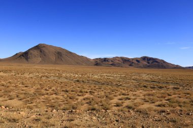 Fas 'taki Haut Atlas Oriental Ulusal Parkı' ndaki bir dağın manzarası. Doğu Yüksek Atlas Dağları 'nın içinde ve yakınında 49.000 hektarlık bir alanı kaplıyor