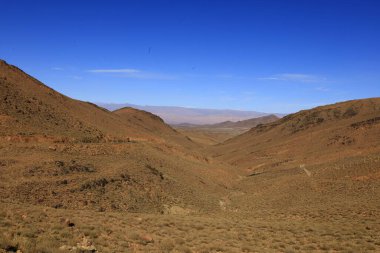 Fas 'taki Haut Atlas Oriental Ulusal Parkı' ndaki bir dağın manzarası. Doğu Yüksek Atlas Dağları 'nın içinde ve yakınında 49.000 hektarlık bir alanı kaplıyor