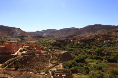 Fas 'taki Haut Atlas Doğu Ulusal Parkı' ndaki bir köye bakın..