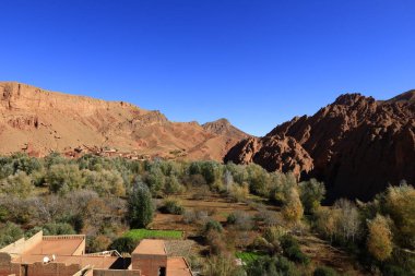 Fas 'taki Haut Atlas Oriental Ulusal Parkı' ndaki bir dağın manzarası. Doğu Yüksek Atlas Dağları 'nın içinde ve yakınında 49.000 hektarlık bir alanı kaplıyor