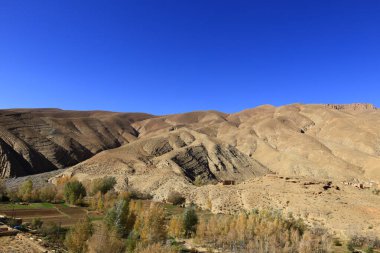 Fas 'taki Haut Atlas Oriental Ulusal Parkı' ndaki bir dağın manzarası. Doğu Yüksek Atlas Dağları 'nın içinde ve yakınında 49.000 hektarlık bir alanı kaplıyor