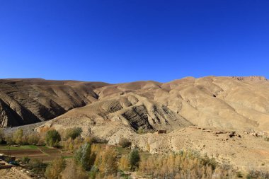 Fas 'taki Haut Atlas Oriental Ulusal Parkı' ndaki bir dağın manzarası. Doğu Yüksek Atlas Dağları 'nın içinde ve yakınında 49.000 hektarlık bir alanı kaplıyor