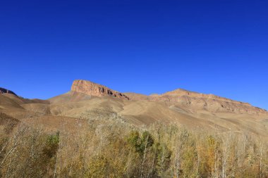 Fas 'taki Haut Atlas Oriental Ulusal Parkı' ndaki bir dağın manzarası. Doğu Yüksek Atlas Dağları 'nın içinde ve yakınında 49.000 hektarlık bir alanı kaplıyor