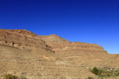 Fas 'taki Haut Atlas Oriental Ulusal Parkı' ndaki bir dağın manzarası. Doğu Yüksek Atlas Dağları 'nın içinde ve yakınında 49.000 hektarlık bir alanı kaplıyor
