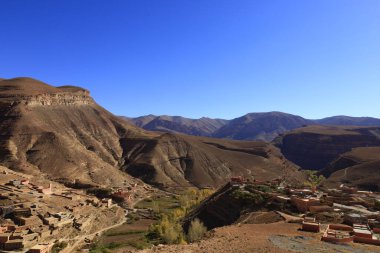 Fas 'taki Haut Atlas Oriental Ulusal Parkı' ndaki bir dağın manzarası. Doğu Yüksek Atlas Dağları 'nın içinde ve yakınında 49.000 hektarlık bir alanı kaplıyor