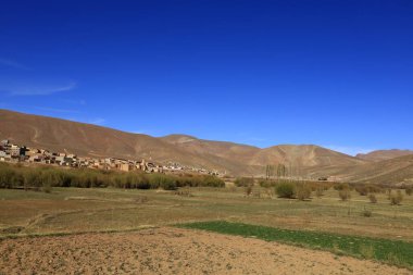 Fas 'taki Haut Atlas Doğu Ulusal Parkı' ndaki bir köye bakın..