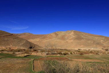 Fas 'taki Haut Atlas Oriental Ulusal Parkı' ndaki bir dağın manzarası. Doğu Yüksek Atlas Dağları 'nın içinde ve yakınında 49.000 hektarlık bir alanı kaplıyor