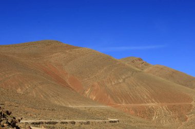 Fas 'taki Haut Atlas Oriental Ulusal Parkı' ndaki bir dağın manzarası. Doğu Yüksek Atlas Dağları 'nın içinde ve yakınında 49.000 hektarlık bir alanı kaplıyor