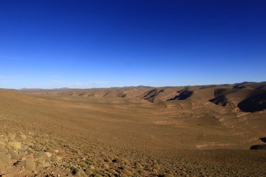 Fas 'taki Haut Atlas Oriental Ulusal Parkı' ndaki bir dağın manzarası. Doğu Yüksek Atlas Dağları 'nın içinde ve yakınında 49.000 hektarlık bir alanı kaplıyor