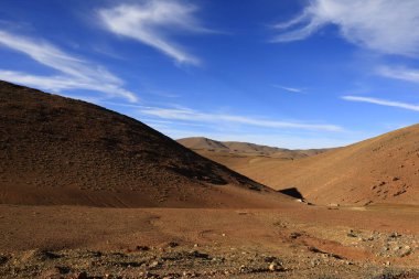 Fas 'taki Haut Atlas Oriental Ulusal Parkı' ndaki bir dağın manzarası. Doğu Yüksek Atlas Dağları 'nın içinde ve yakınında 49.000 hektarlık bir alanı kaplıyor