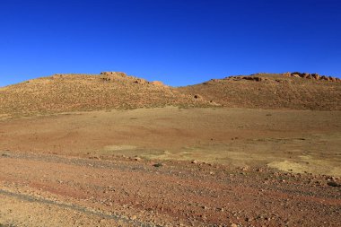 Fas 'taki Haut Atlas Oriental Ulusal Parkı' ndaki bir dağın manzarası. Doğu Yüksek Atlas Dağları 'nın içinde ve yakınında 49.000 hektarlık bir alanı kaplıyor