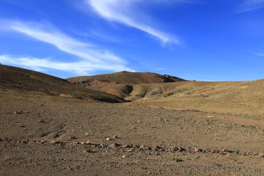 Fas 'taki Haut Atlas Oriental Ulusal Parkı' ndaki bir dağın manzarası. Doğu Yüksek Atlas Dağları 'nın içinde ve yakınında 49.000 hektarlık bir alanı kaplıyor