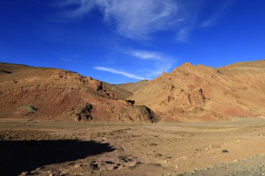 Fas 'taki Haut Atlas Oriental Ulusal Parkı' ndaki bir dağın manzarası. Doğu Yüksek Atlas Dağları 'nın içinde ve yakınında 49.000 hektarlık bir alanı kaplıyor