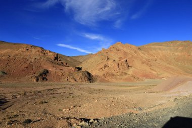 Fas 'taki Haut Atlas Oriental Ulusal Parkı' ndaki bir dağın manzarası. Doğu Yüksek Atlas Dağları 'nın içinde ve yakınında 49.000 hektarlık bir alanı kaplıyor