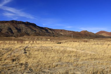 Fas 'taki Haut Atlas Oriental Ulusal Parkı' ndaki bir dağın manzarası. Doğu Yüksek Atlas Dağları 'nın içinde ve yakınında 49.000 hektarlık bir alanı kaplıyor