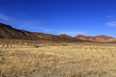 Fas 'taki Haut Atlas Oriental Ulusal Parkı' ndaki bir dağın manzarası. Doğu Yüksek Atlas Dağları 'nın içinde ve yakınında 49.000 hektarlık bir alanı kaplıyor
