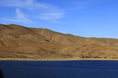 Fas 'taki Haut Atlas Oriental Ulusal Parkı' ndaki bir dağın manzarası. Doğu Yüksek Atlas Dağları 'nın içinde ve yakınında 49.000 hektarlık bir alanı kaplıyor