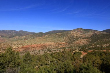 Fas 'taki Haut Atlas Oriental Ulusal Parkı' ndaki bir dağın manzarası. Doğu Yüksek Atlas Dağları 'nın içinde ve yakınında 49.000 hektarlık bir alanı kaplıyor