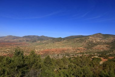 Fas 'taki Haut Atlas Oriental Ulusal Parkı' ndaki bir dağın manzarası. Doğu Yüksek Atlas Dağları 'nın içinde ve yakınında 49.000 hektarlık bir alanı kaplıyor