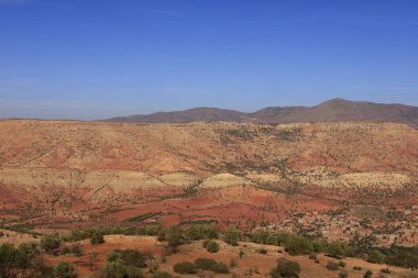 Fas 'taki Haut Atlas Oriental Ulusal Parkı' ndaki bir dağın manzarası. Doğu Yüksek Atlas Dağları 'nın içinde ve yakınında 49.000 hektarlık bir alanı kaplıyor