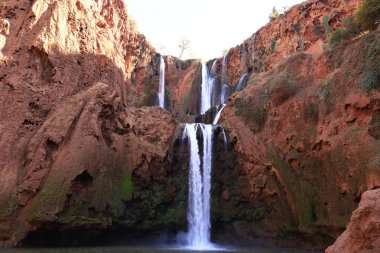 Ouzoud Falls, El-Abid Nehri 'nin geçidine dökülen birkaç şelalenin ortak adıdır. Bu popüler turizm merkezi Azilal ilindeki Tanaghmeilt Orta Atlas köyü yakınlarında yer almaktadır.