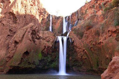 Ouzoud Falls, El-Abid Nehri 'nin geçidine dökülen birkaç şelalenin ortak adıdır. Bu popüler turizm merkezi Azilal ilindeki Tanaghmeilt Orta Atlas köyü yakınlarında yer almaktadır.