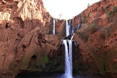 Ouzoud Falls, El-Abid Nehri 'nin geçidine dökülen birkaç şelalenin ortak adıdır. Bu popüler turizm merkezi Azilal ilindeki Tanaghmeilt Orta Atlas köyü yakınlarında yer almaktadır.