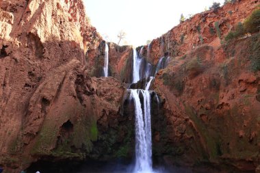 Ouzoud Falls, El-Abid Nehri 'nin geçidine dökülen birkaç şelalenin ortak adıdır. Bu popüler turizm merkezi Azilal ilindeki Tanaghmeilt Orta Atlas köyü yakınlarında yer almaktadır.
