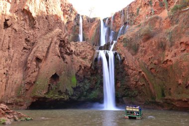 Ouzoud Falls, El-Abid Nehri 'nin geçidine dökülen birkaç şelalenin ortak adıdır. Bu popüler turizm merkezi Azilal ilindeki Tanaghmeilt Orta Atlas köyü yakınlarında yer almaktadır.