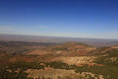 Fas 'taki Haut Atlas Oriental Ulusal Parkı' ndaki bir dağın manzarası. Doğu Yüksek Atlas Dağları 'nın içinde ve yakınında 49.000 hektarlık bir alanı kaplıyor