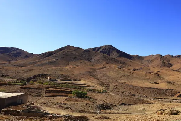 Fas 'taki Haut Atlas Oriental Ulusal Parkı' ndaki bir dağın manzarası. Doğu Yüksek Atlas Dağları 'nın içinde ve yakınında 49.000 hektarlık bir alanı kaplıyor