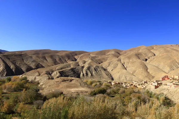 Fas 'taki Haut Atlas Oriental Ulusal Parkı' ndaki bir dağın manzarası. Doğu Yüksek Atlas Dağları 'nın içinde ve yakınında 49.000 hektarlık bir alanı kaplıyor